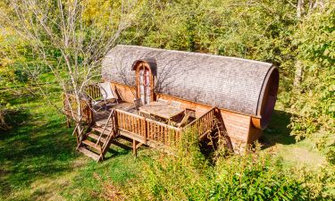 Sleep in a traditional Wine Caravan from Gironde in Domaine Ec&Ocirc;telia