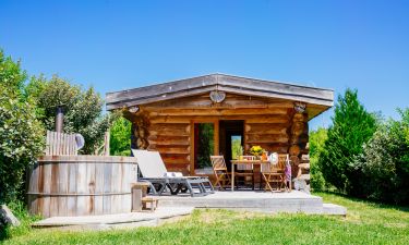 Stay in a Trapper's Cabin with spa in Gironde, in Domaine Ec&Ocirc;telia